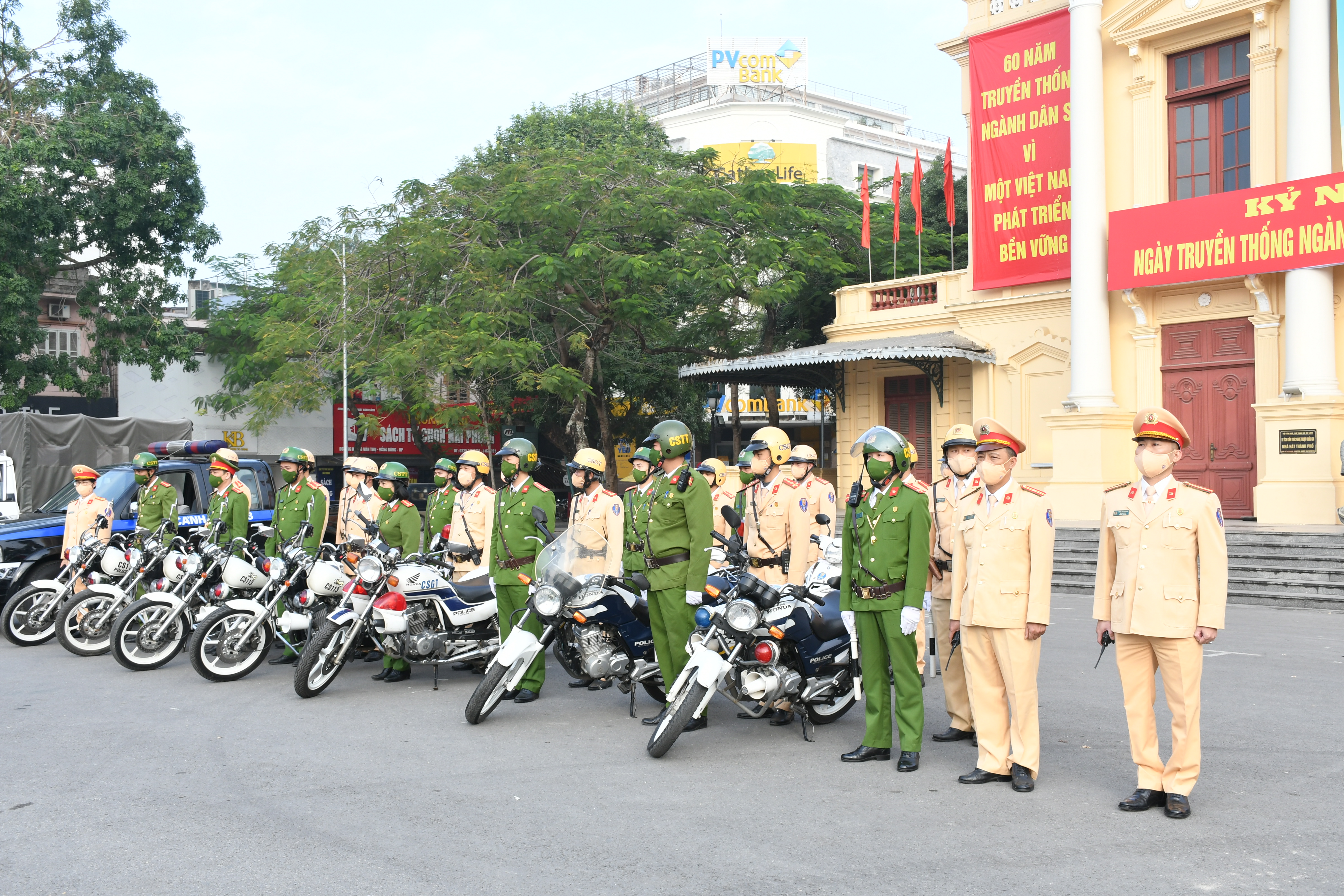 Công an quận, huyện chủ động bảo đảm trật tự an toàn giao thông
